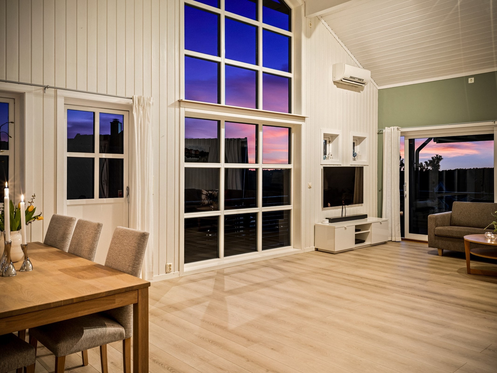 Fine solnedganger sees også i stuen store deler av året. Galleribilde