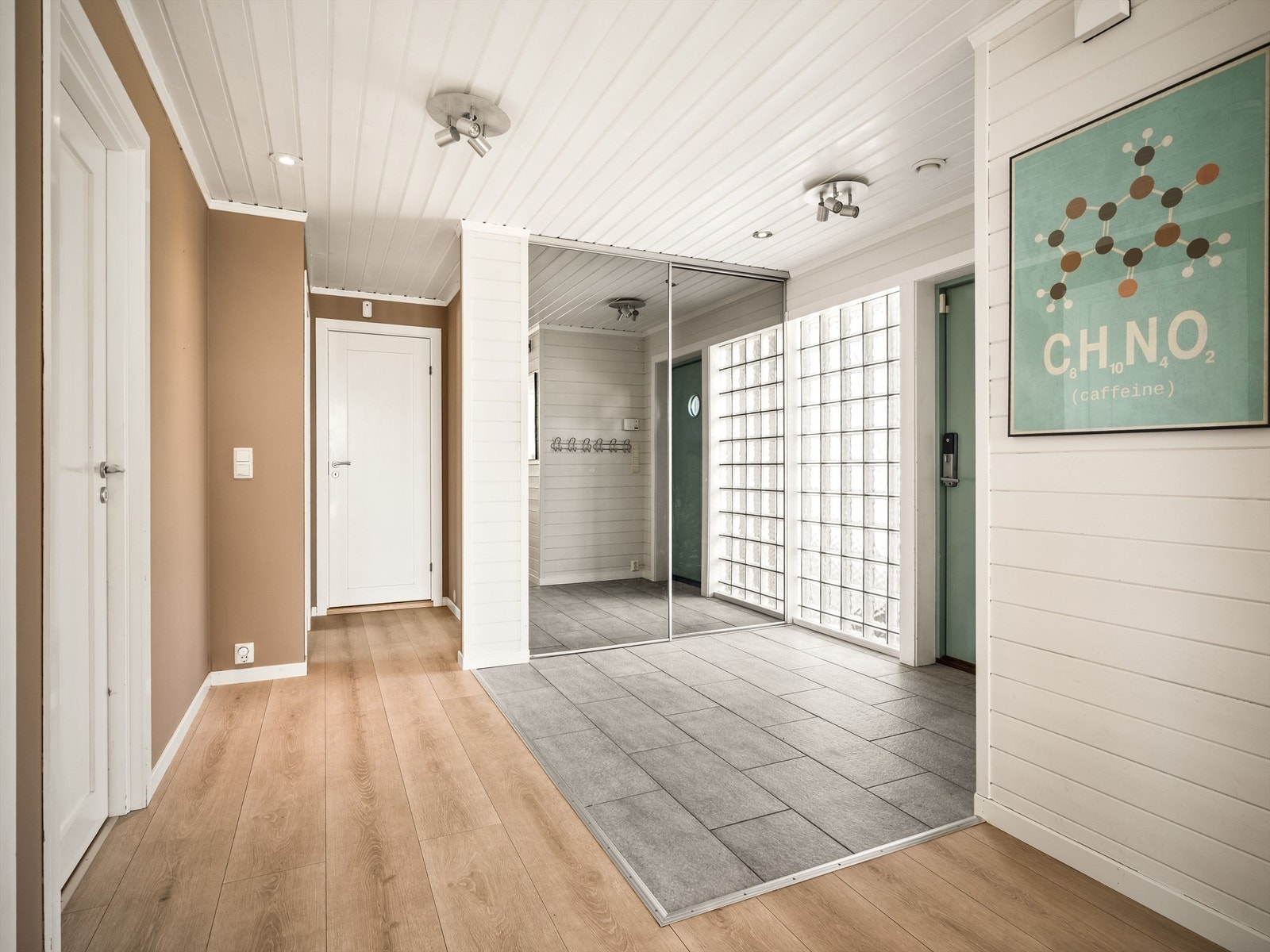 Den åpne entreen har både praktisk gulv av fliser og speildørsgarderobe som oppbevarer yttertøyet lett tilgjengelig. Galleribilde