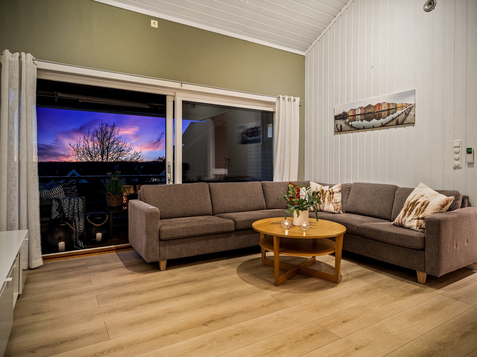 Skyve-/hevedør åpner stuen mot terrassens vestre del og slipper sval sommerbris inn. Galleribilde