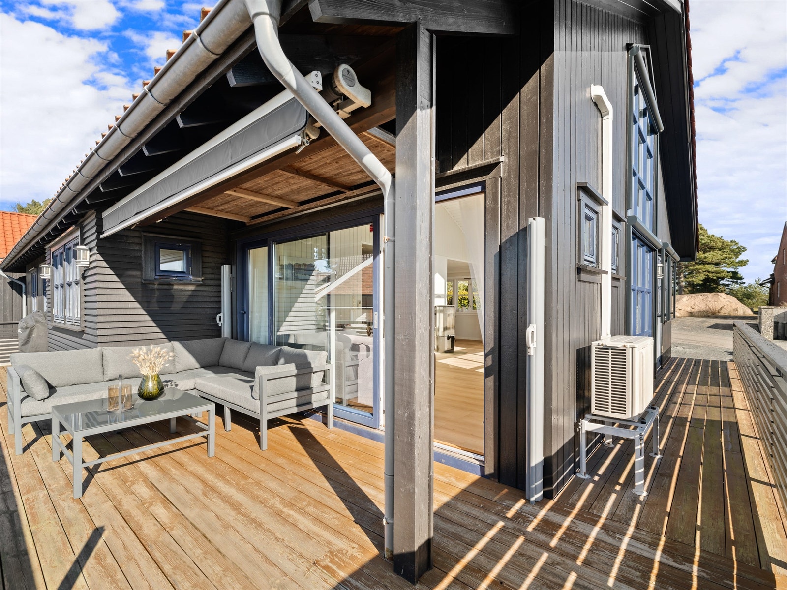 Uttrekkbar duk mot syd gjør terrassekroken ekstra skjermet og intim. Galleribilde