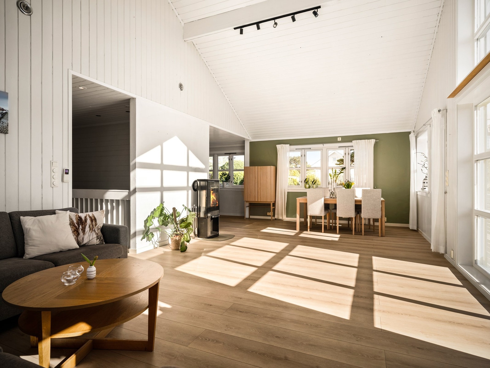 Høy himling helt opp til mønehøyde gjør stuen svært åpen og luftig. Galleribilde