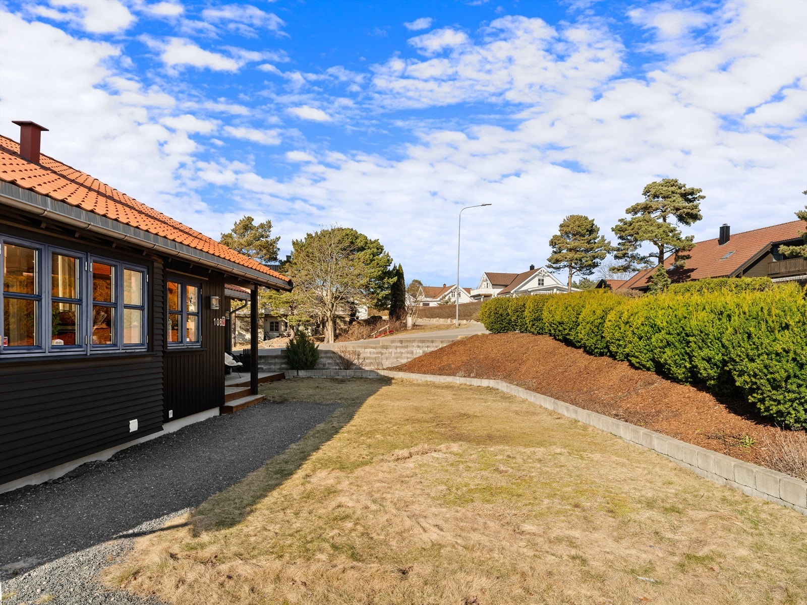 Hagen er meget lettstelt, pent rammet inn med tettvoksende hekk mot gaten. Galleribilde