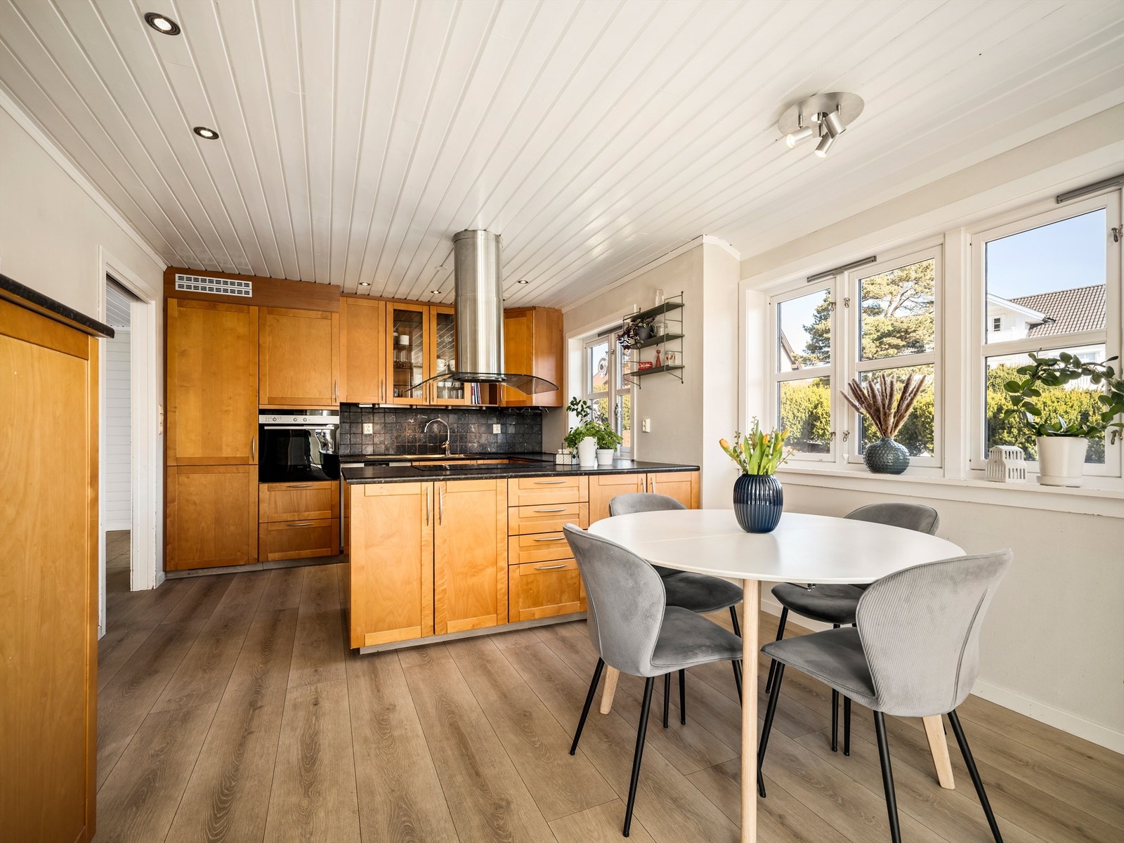 Stort kjøkken med tilknyttet spiseplass - et perfekt sted for familiens måltider i hverdagen. Galleribilde