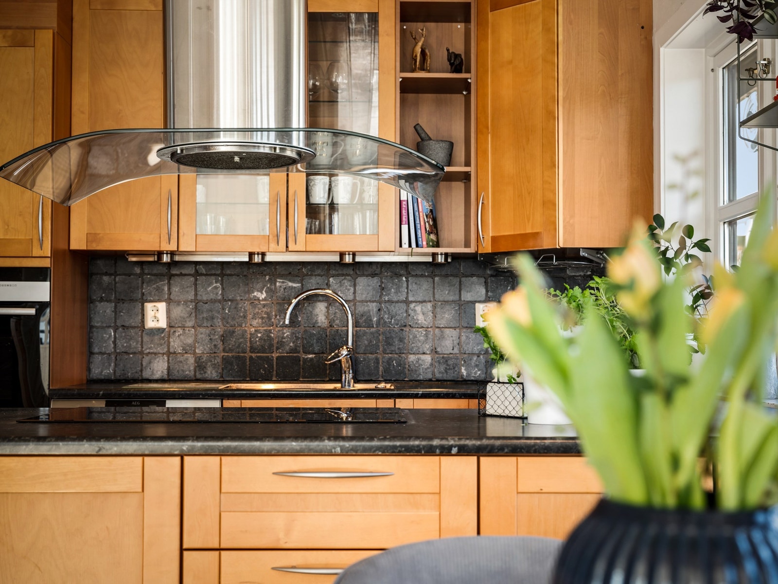 Platetopp henvendt ut i rommet legger til rette for sosialisering under matlaging. Galleribilde