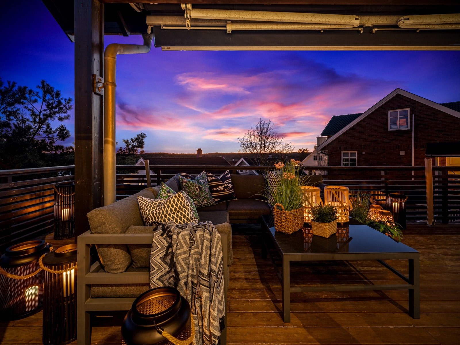 Terrassen byr også på langstrakt utsikt til landskapet vest på øya. Galleribilde