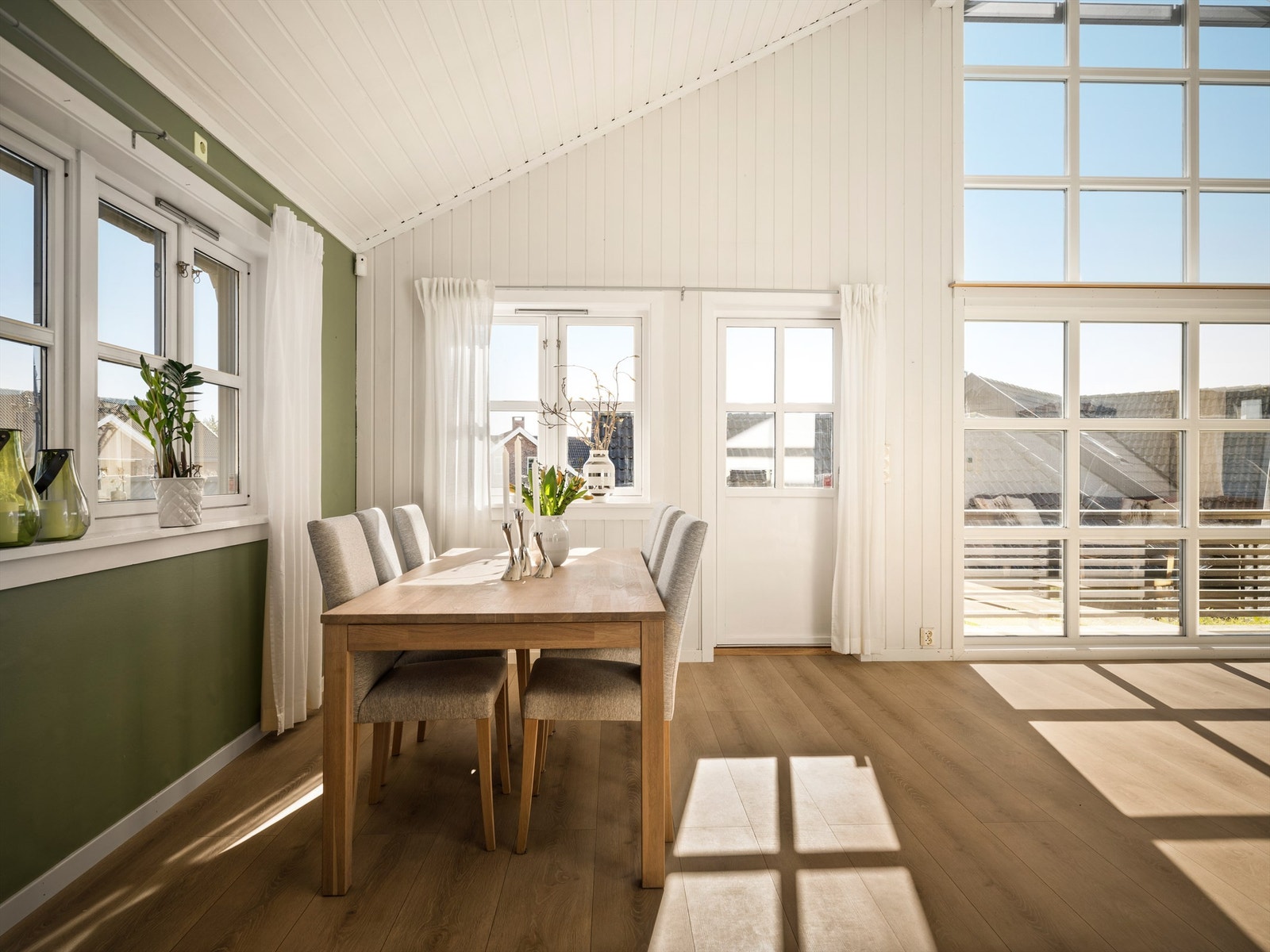 Utgang også til terrassens sydside gjør det enkelt å ta med kaffekoppen ut i morgensolen. Galleribilde