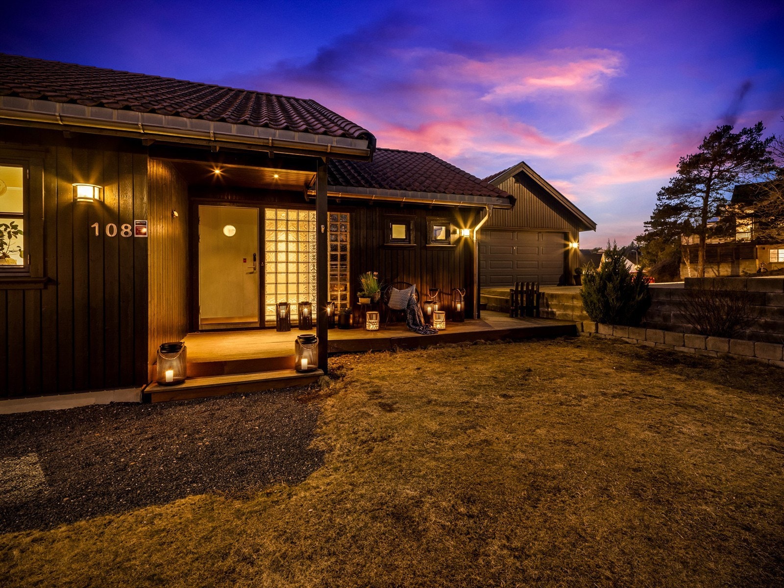 Sommerstid er plattingen foran inngangspartiet solfylt allerede fra tidlig morgen. Galleribilde