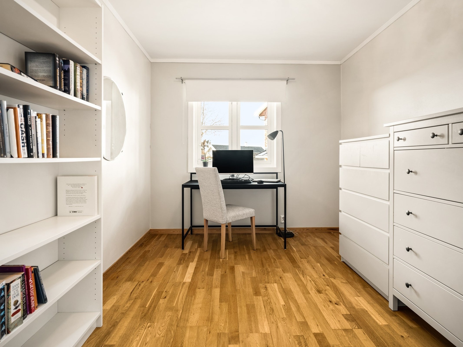 Alternative bruksmuligheter av soverommene inkluderer blant annet hjemmekontor, slik dette på ca. 9 kvm. benyttes som i dag. Galleribilde