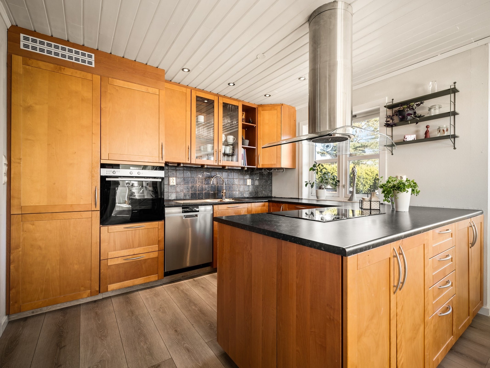 Kjøkkeninnredningen er en meget omfangsrik og bruksvennlig løsning fra byggeåret, velholdt for alderen. Galleribilde