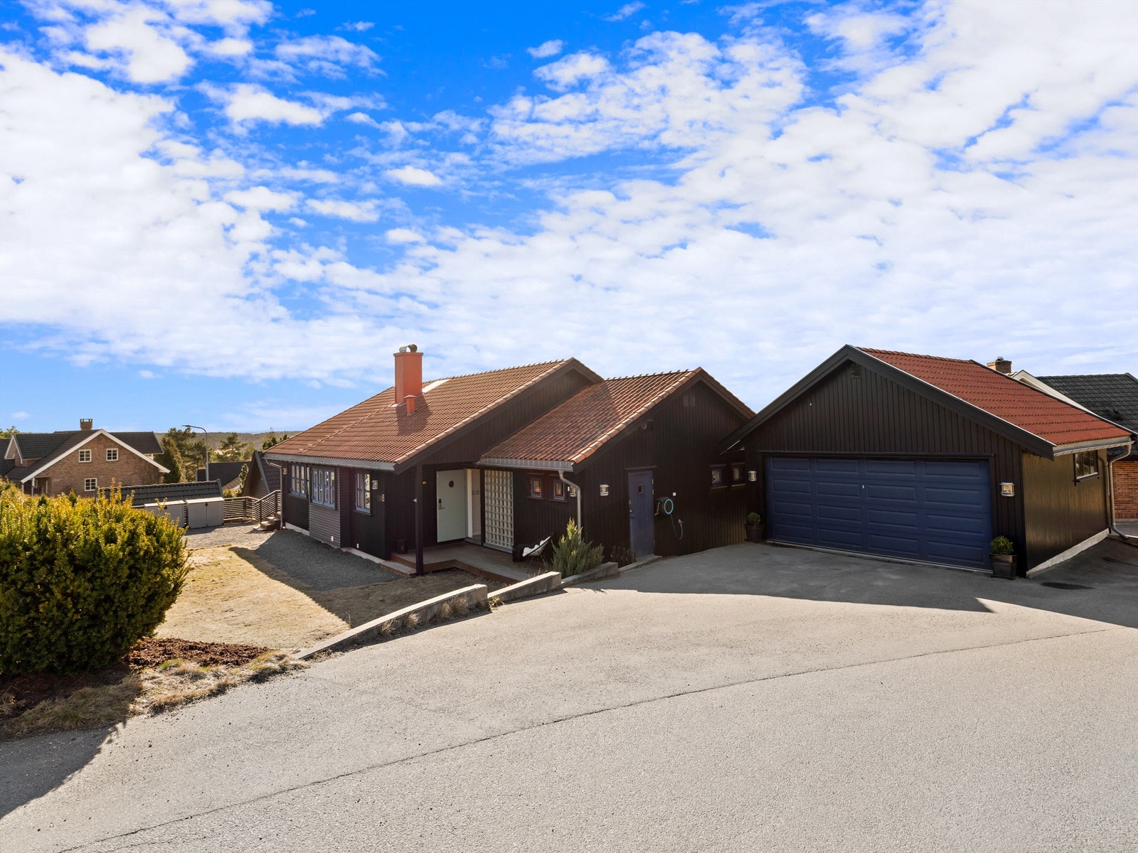 I garasjen er det lader til EL-bil og lagringsmuligheter på loftet. Galleribilde