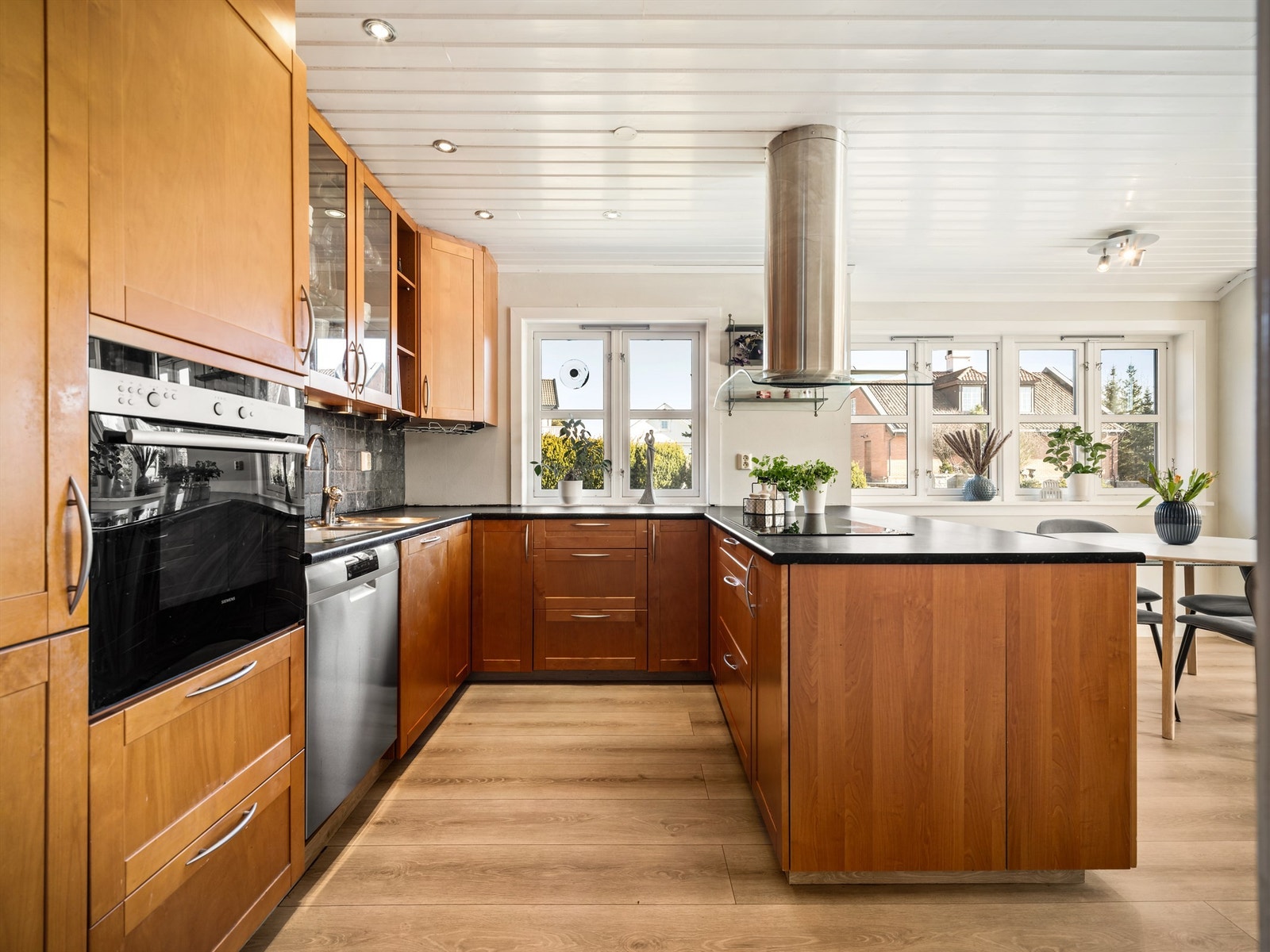 De fleste av kjøkkenets hvitevarer er integrert, stekeovnen i hendig benkehøyde. Galleribilde