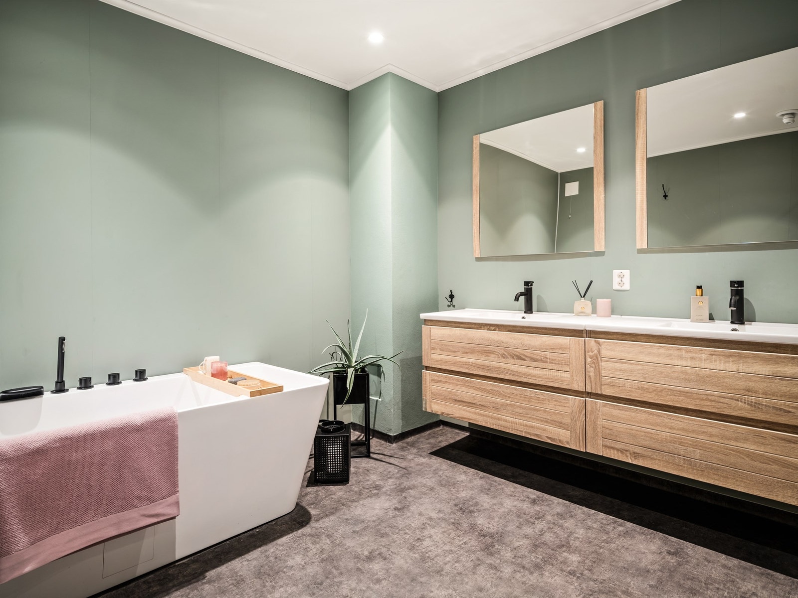 Underetasjens lekre bad ble i 2019 etablert i rom byggemeldt som bod, bruksendringen er ikke søkt om eller godkjent. Galleribilde