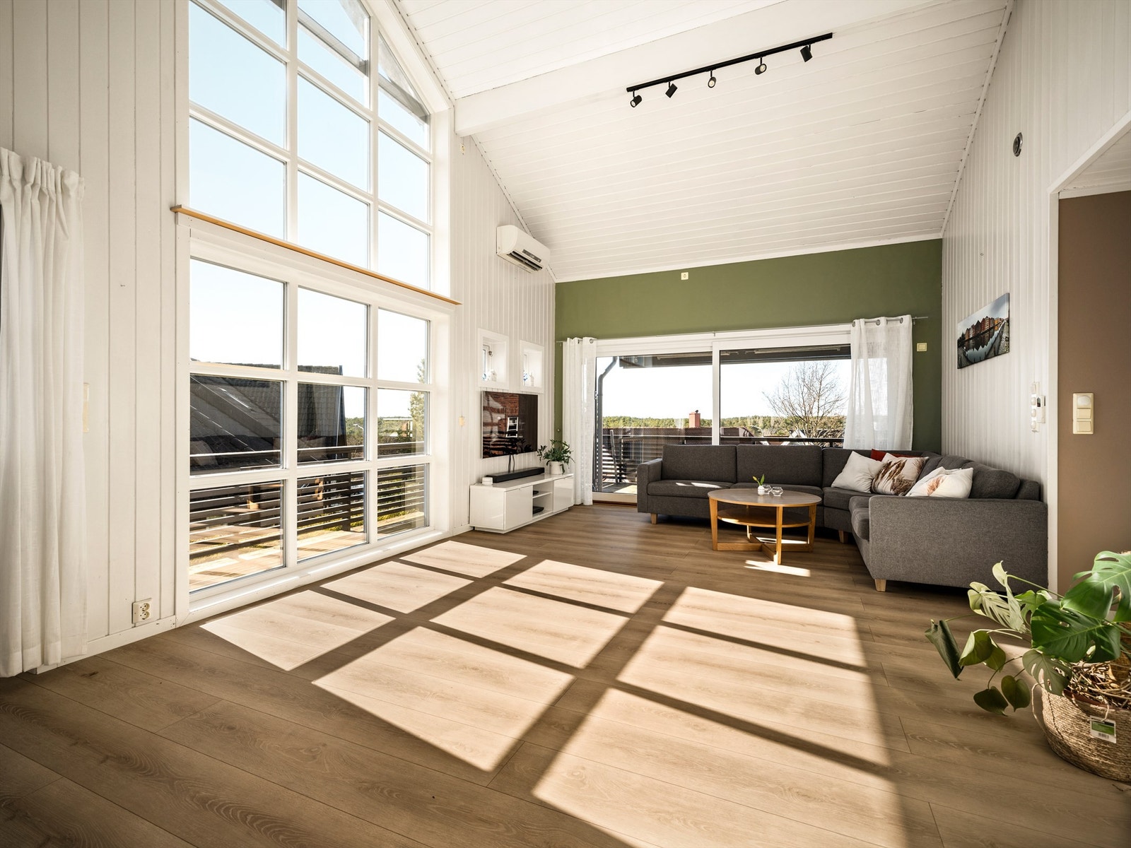 Stuen og nær alle øvrige rom har vannbåren gulvvarme. Stuen er i tillegg utstyrt med luft-luft varmepumpe. Galleribilde