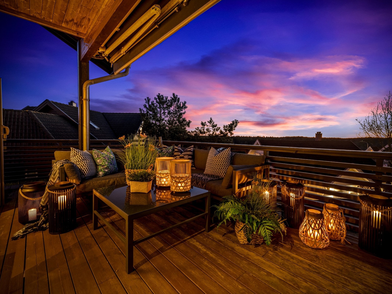 Sommersol frem til sen kveld og vakre solnedganger får du med deg ute på den luftige på terrassen. Galleribilde