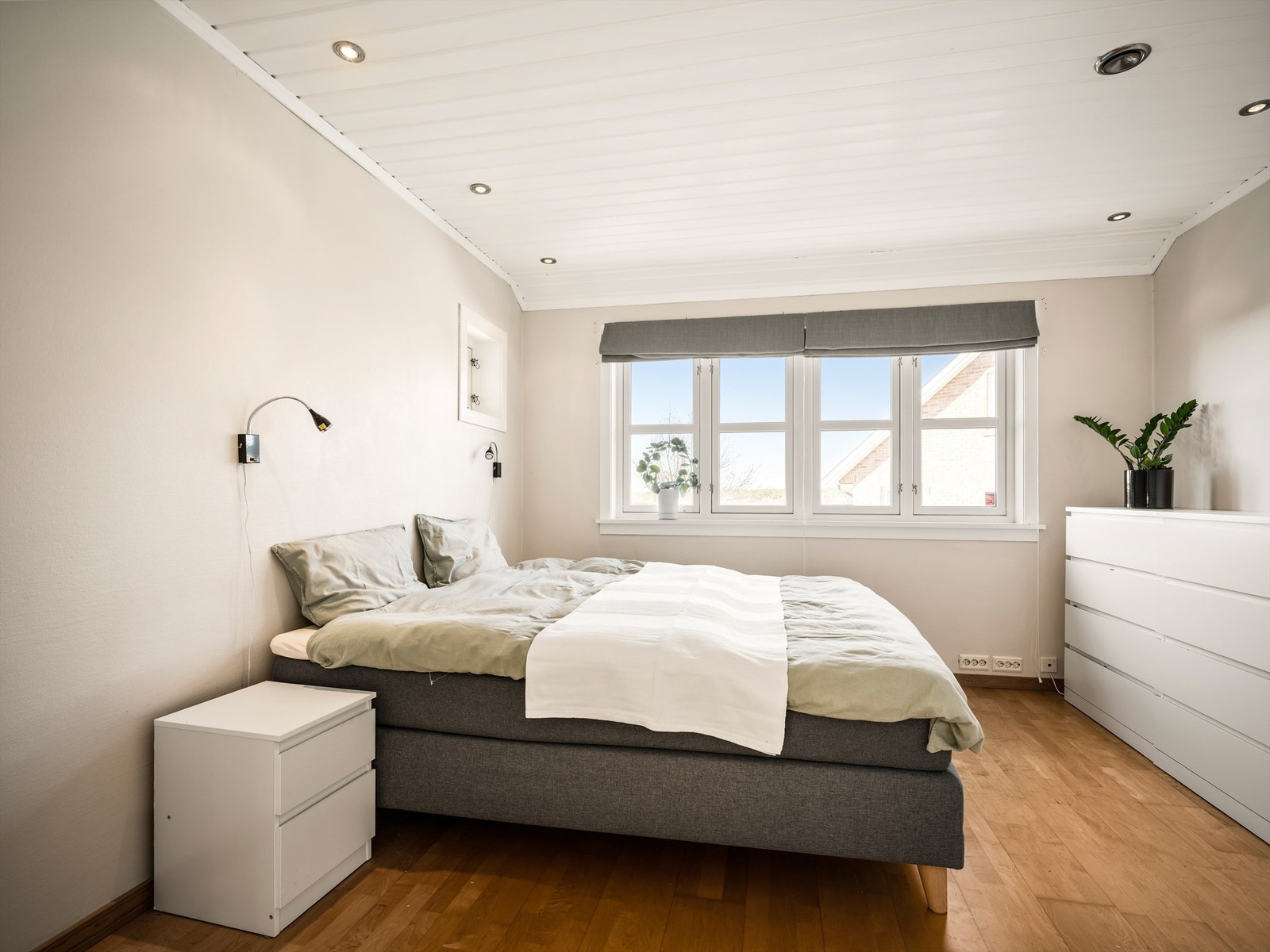 Dagens hovedsoverom er byggemeldt som stue og kan umiddelbart tas i bruk til dette formålet, om ønskelig. Galleribilde