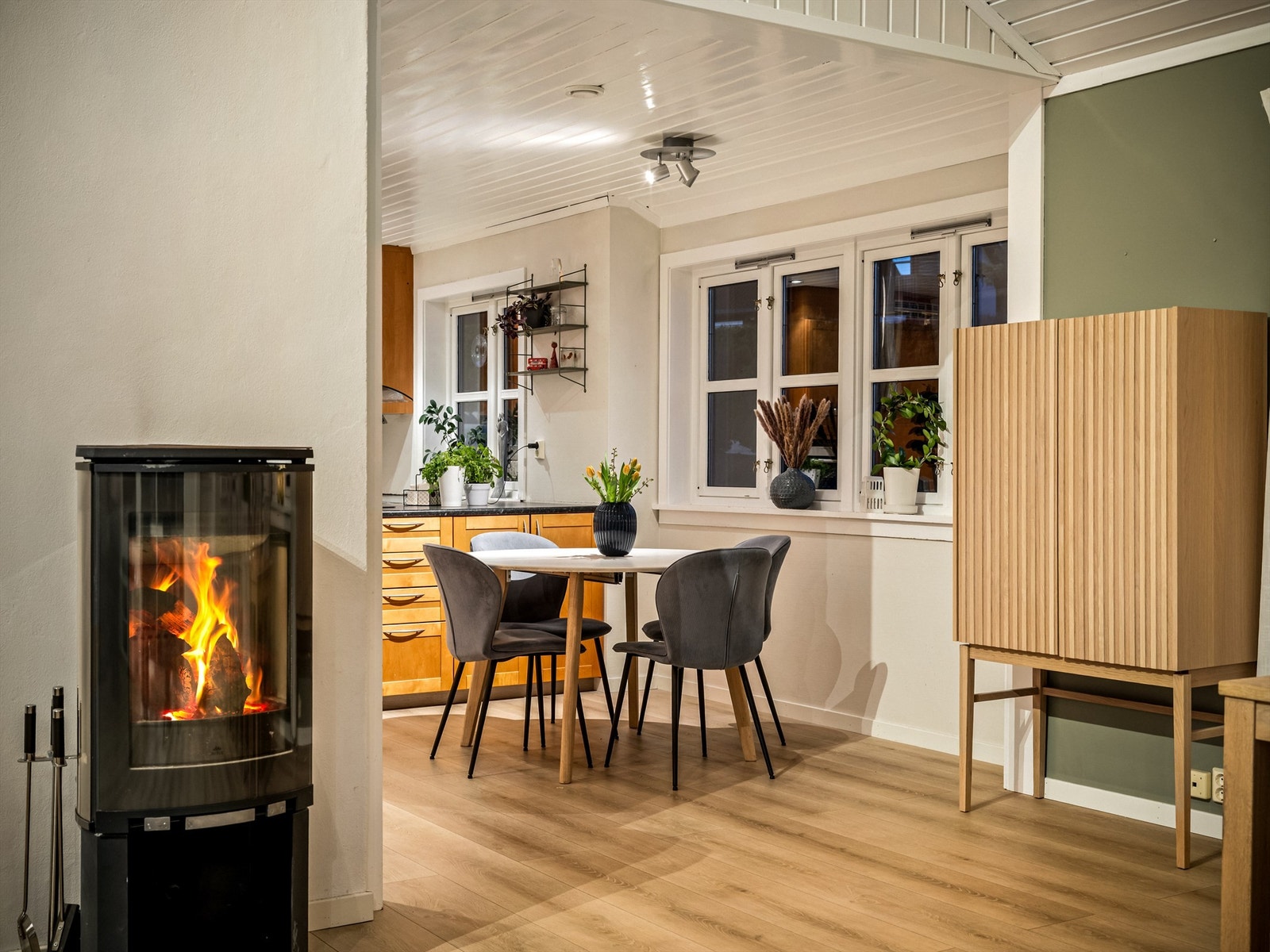 Vedovn henvendt ut i rommet er til glede for både sofakroken og spisebordet. Galleribilde