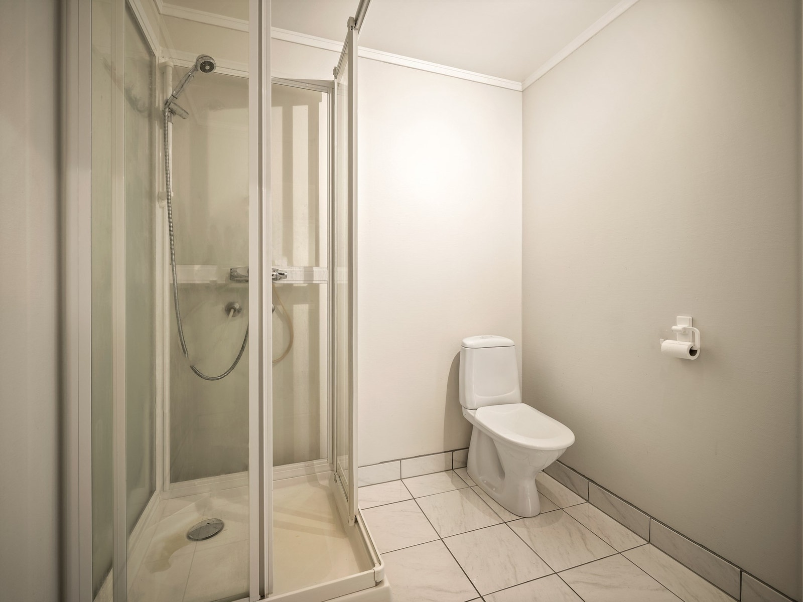 Dusjkabinett begrenser vannpåkjenning på overflatene også i utleiedelens bad. Galleribilde