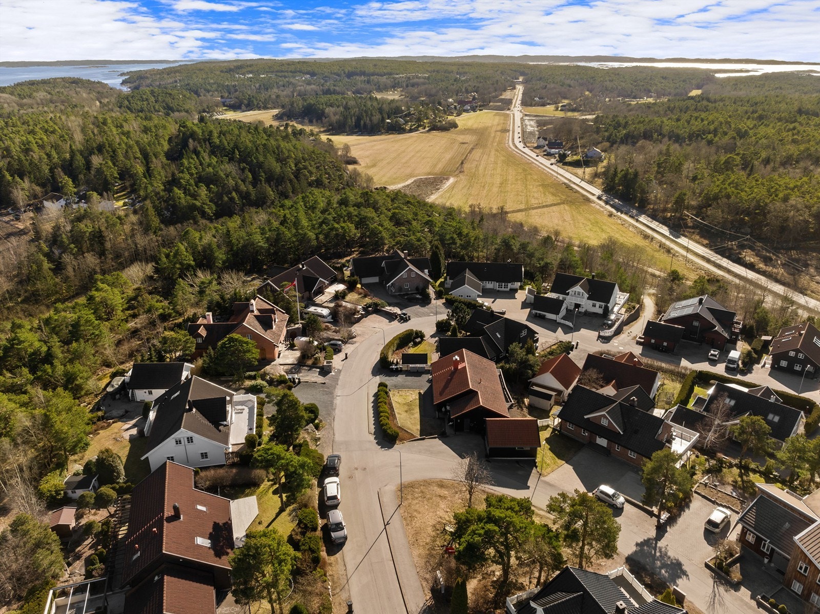 Øyriket Hvaler er en kort kjøretur unna, buss mellom Skjærhalden og Oslo stopper rett nedenfor Buskogen. Galleribilde