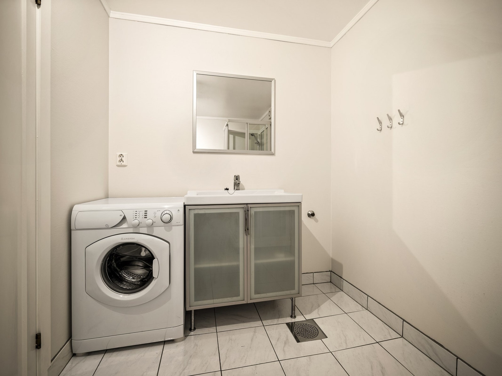 Badet i utleiedelen er i stor grad fra boligens byggeår. Galleribilde