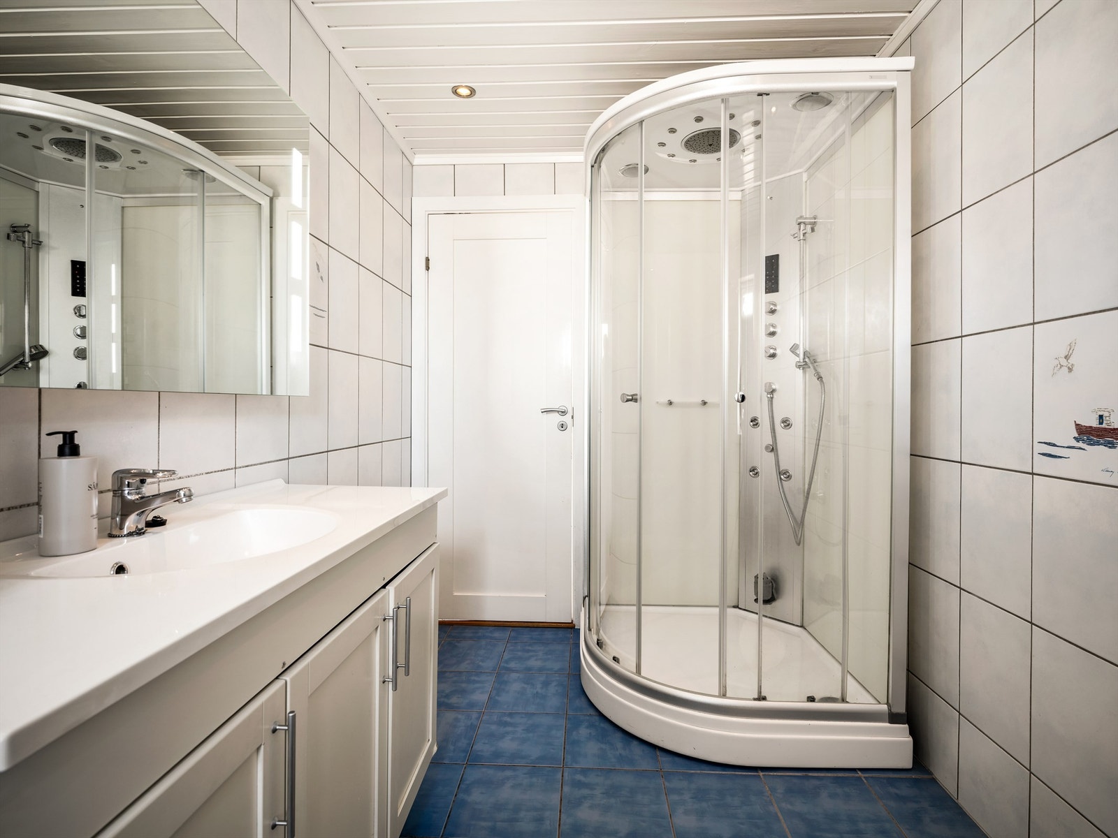 Dusjkabinett med multifunksjoner er i likhet med baderomsmøblene installert i senere år. Galleribilde