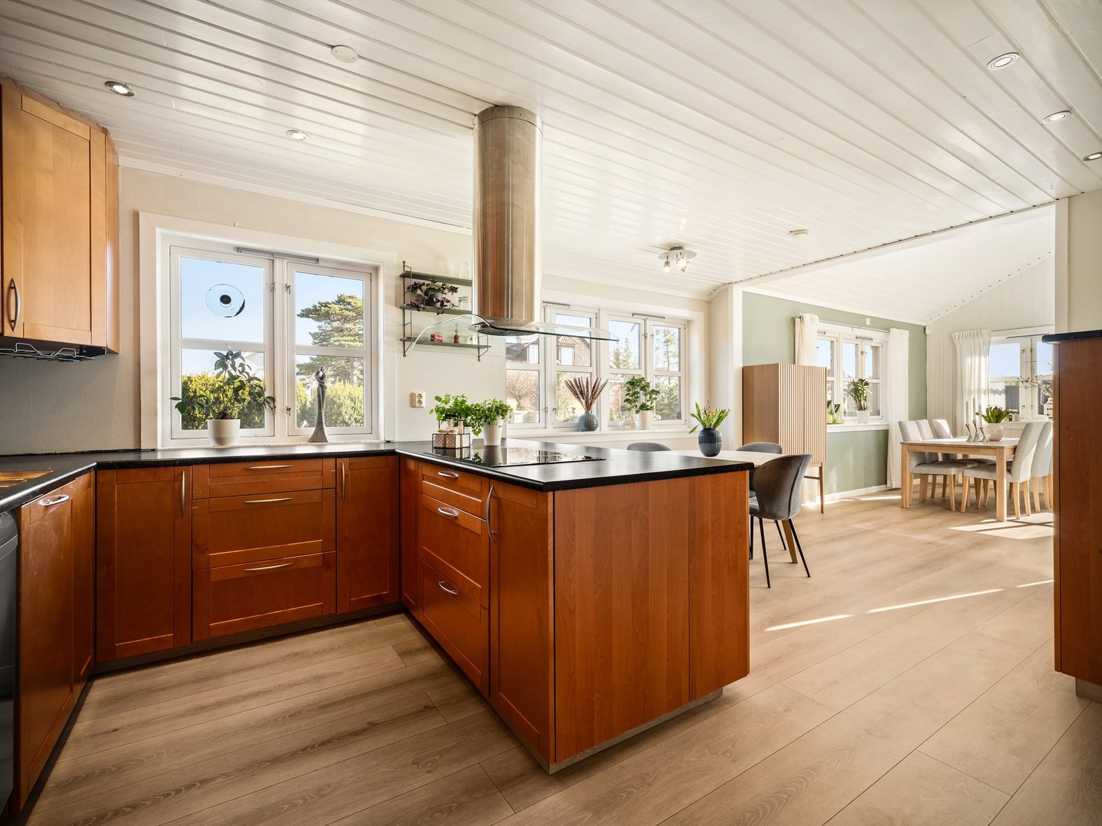 U-formede benker tilbyr meterlange arbeids- og avlastningsflater mellom vask og kokesone. Galleribilde