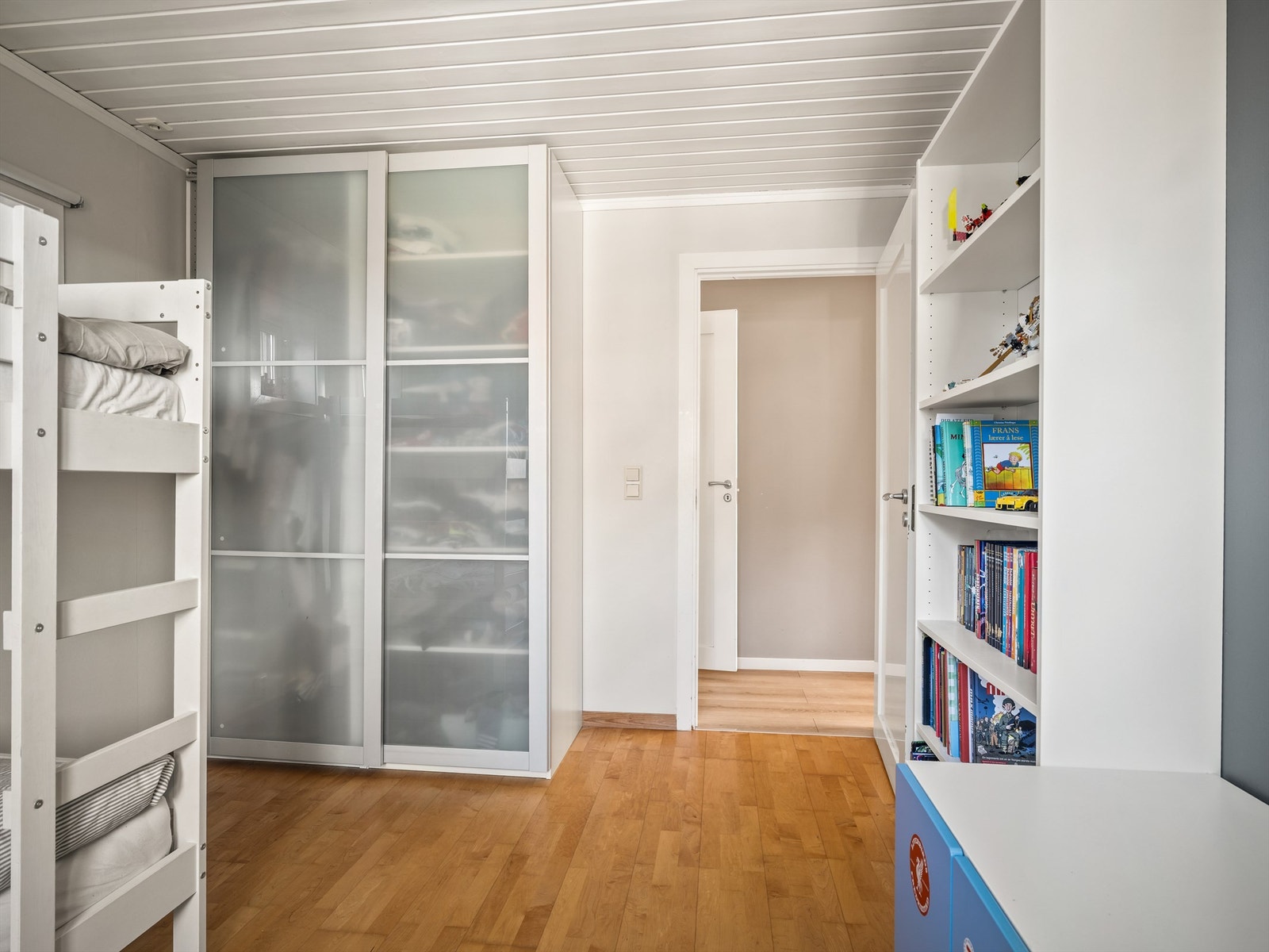 Om dagens hovedsoverom tas i bruk som TV-stue er dette et velfungerende alternativ, ferdig utstyrt med skyvedørsgarderobe. Galleribilde