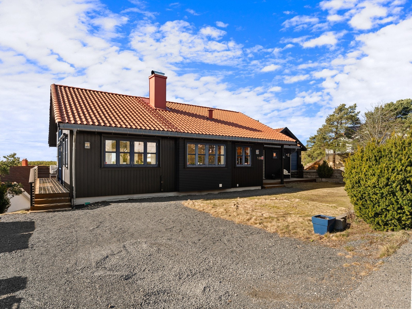 I tillegg til dobbelgarasje er gruset innkjørsel anlagt foran boligen Galleribilde