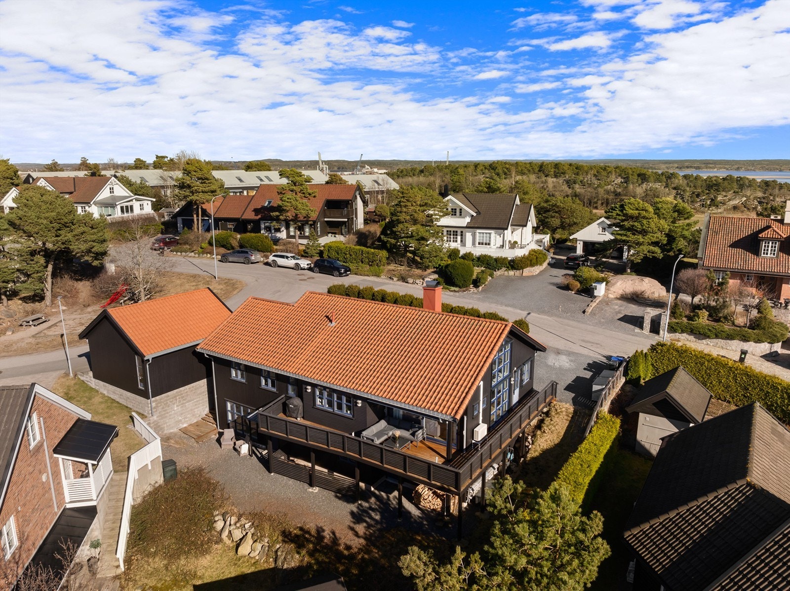 Terrasse på syd- og vestsiden samt hage og platting på østsiden sikrer tilgang til solen dagen gjennom. Galleribilde