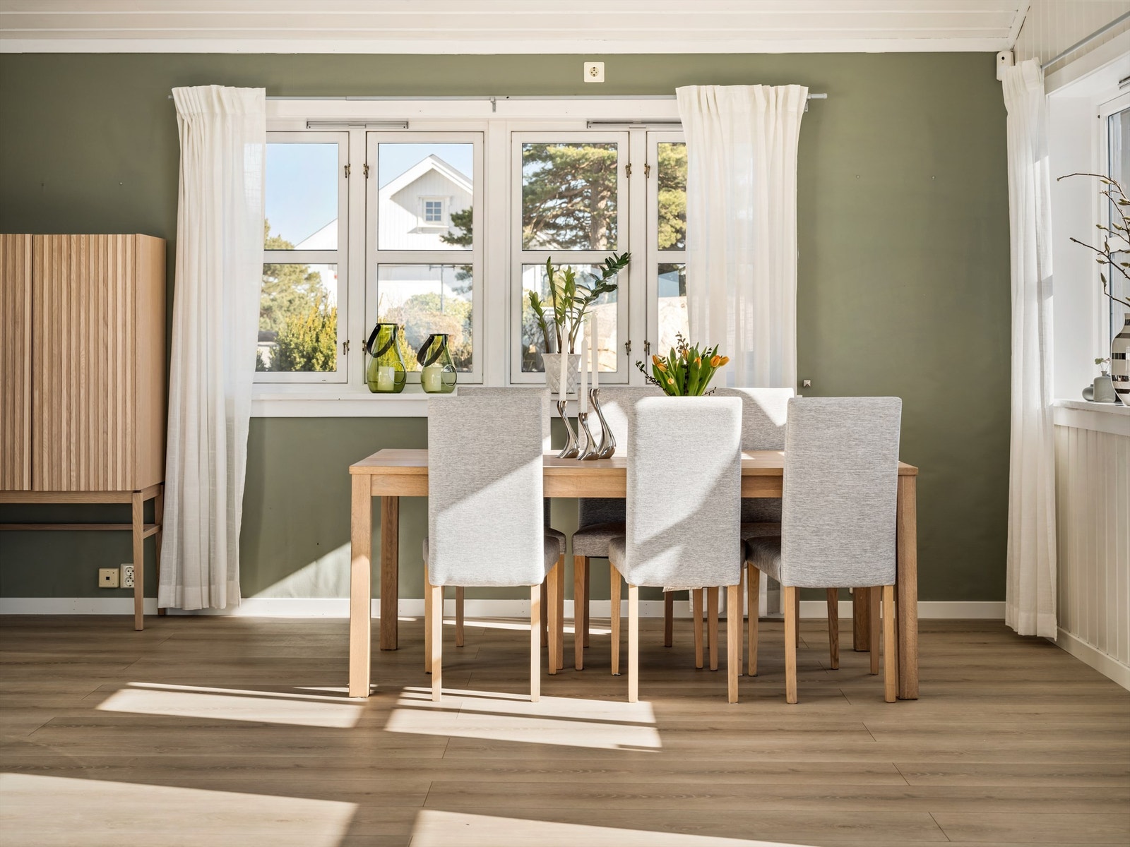 Malerarbeid er i senere år utført i flere rom, stuen inkludert. Galleribilde