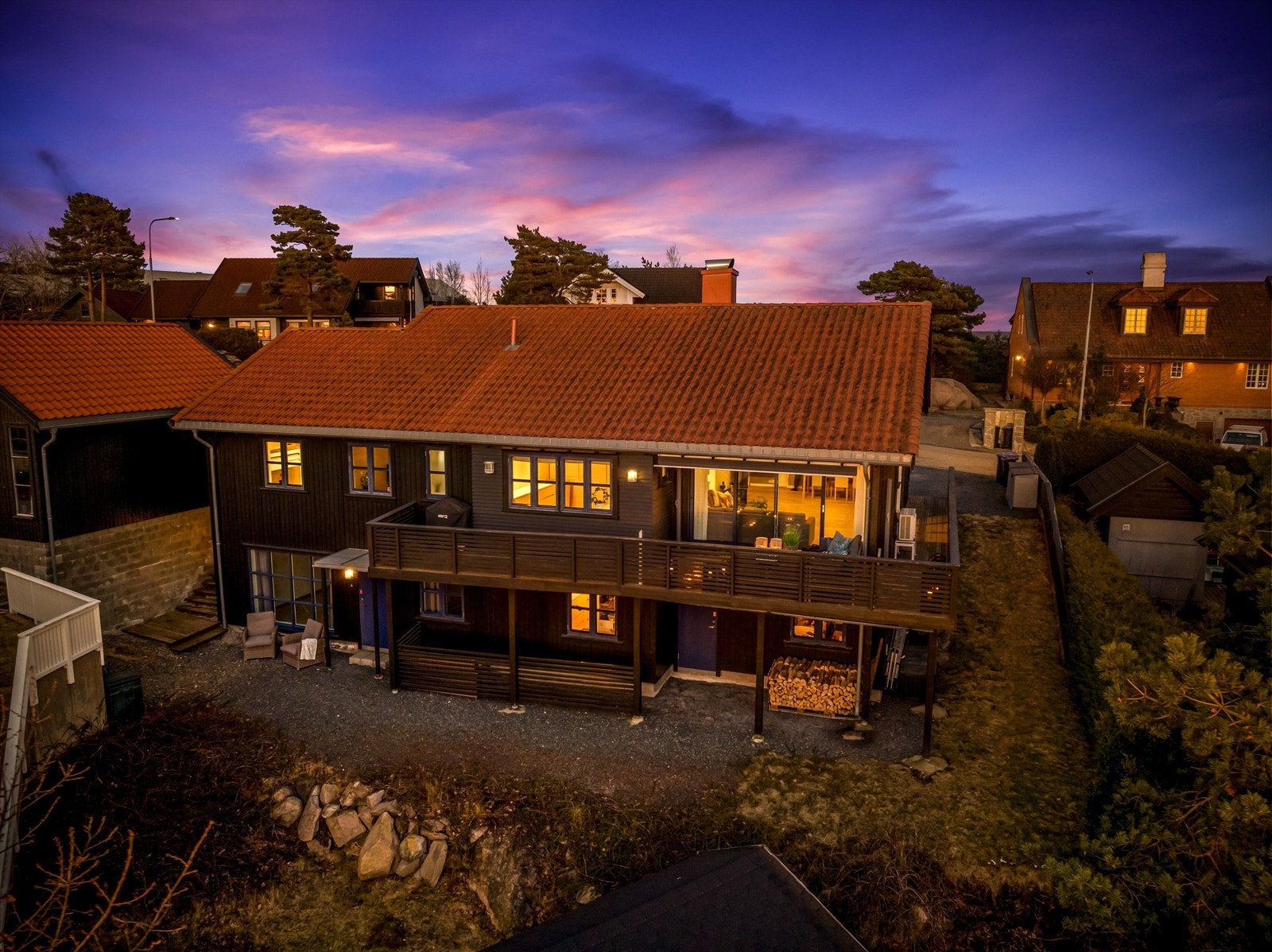 Denne store eneboligen er oppført i luftige omgivelser på øvre del av Buskogen og er meget innholdsrik, med utleiedel i underetasjen. Galleribilde