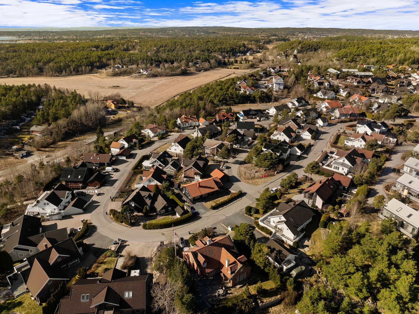 I nabolaget er gode muligheter for både lek og utfoldelse utenfor egen hage. Lekeplasser er det også flere av. Galleribilde