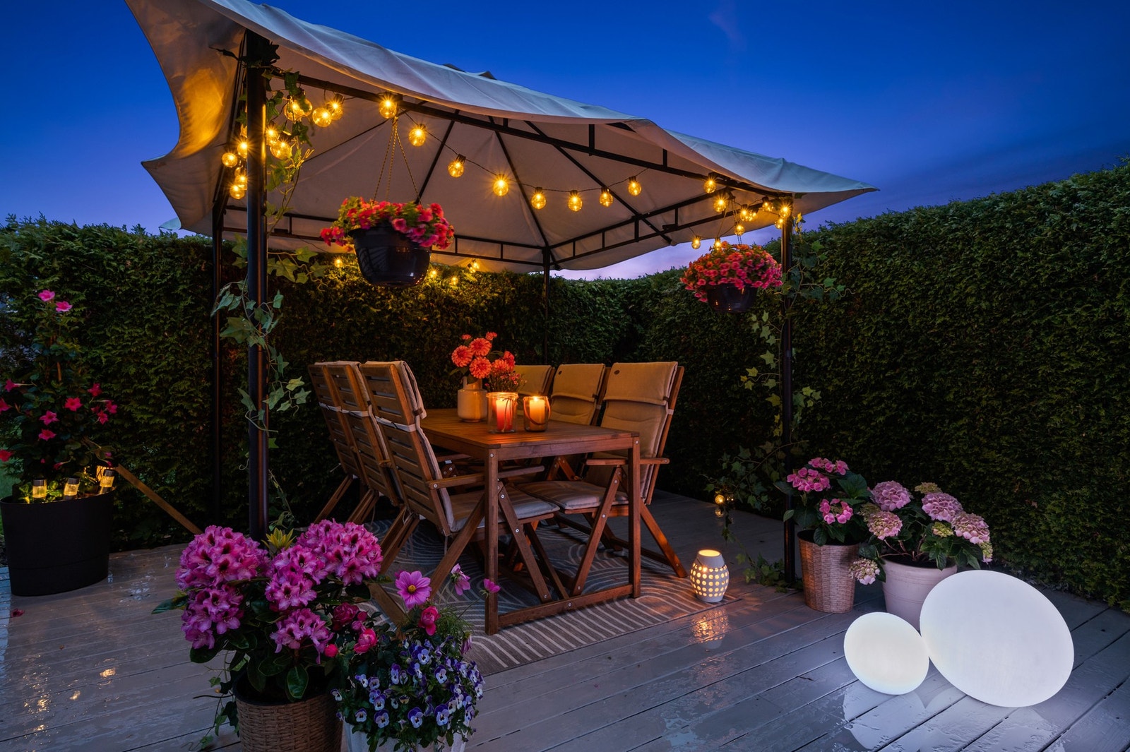 Solen kan følges gjennom hele dagen fra hage og markterrasse, og kveldsstemningen er harmonisk. Galleribilde