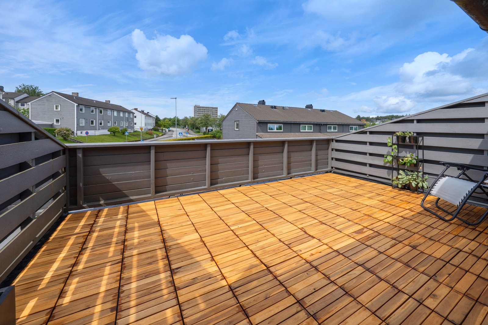 Stor og luftig balkong mot vest med fantastiske solforhold Galleribilde