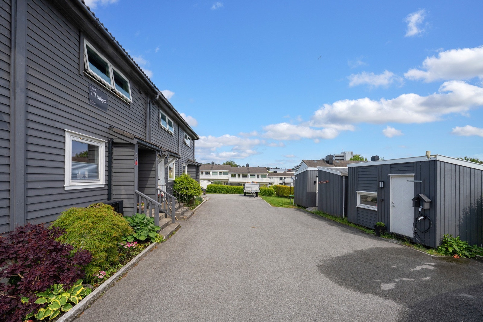 Fast p-plass utfor boden. Det er montert el-bil lader som medfølger. Galleribilde