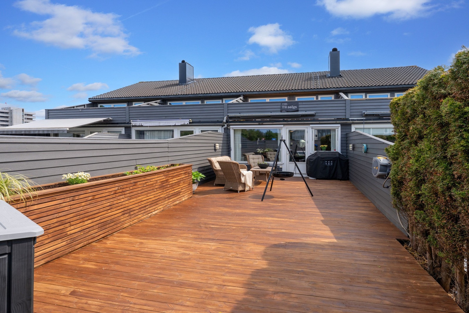 Flott utbygget rekkehus med vestvendt terrasse, 3 soverom, 2 stuer og parkeringsplass. Galleribilde