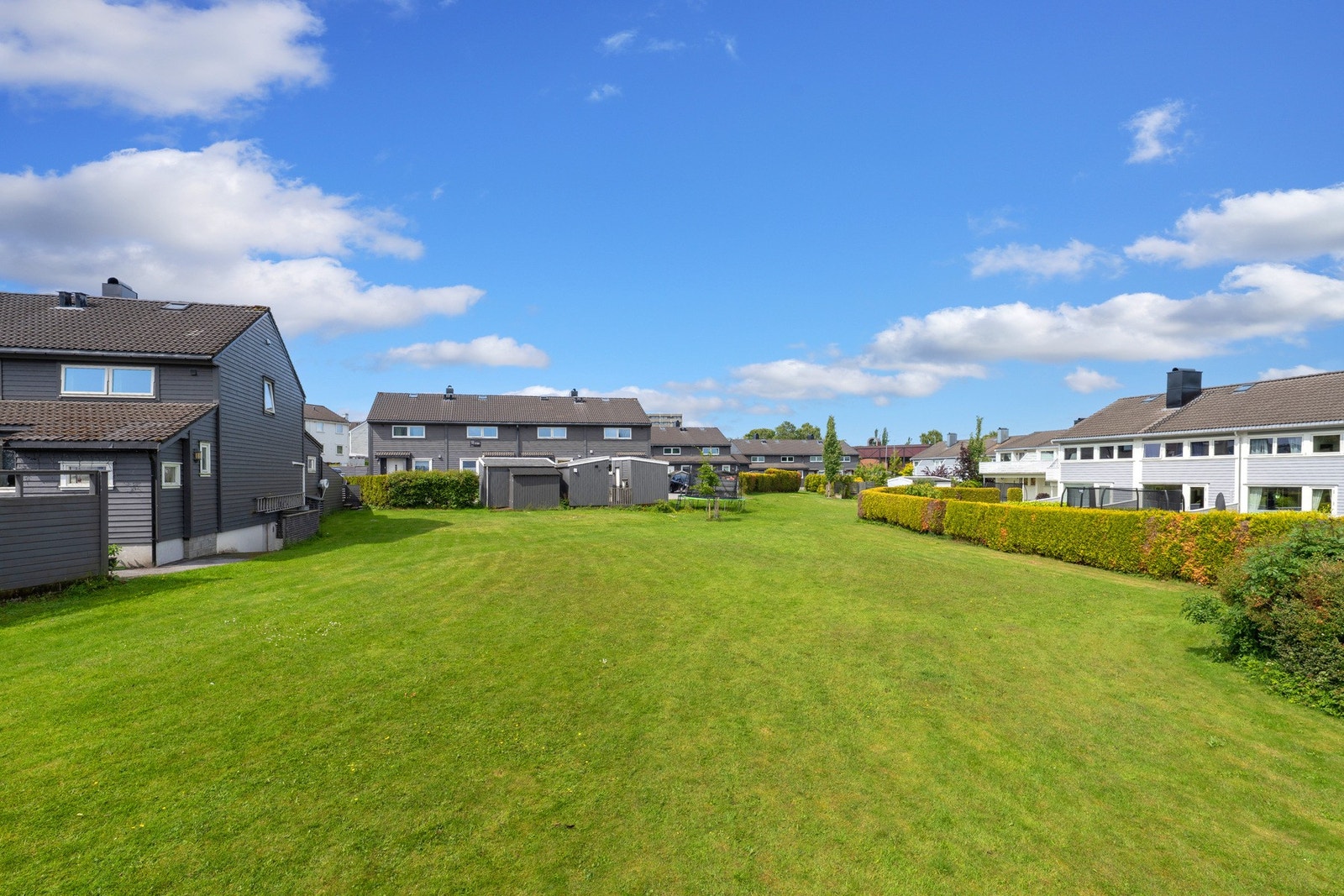 Nydelig og stor plen like utfor - Her kan ungene spille fotball eller firbeinte lufte seg Galleribilde