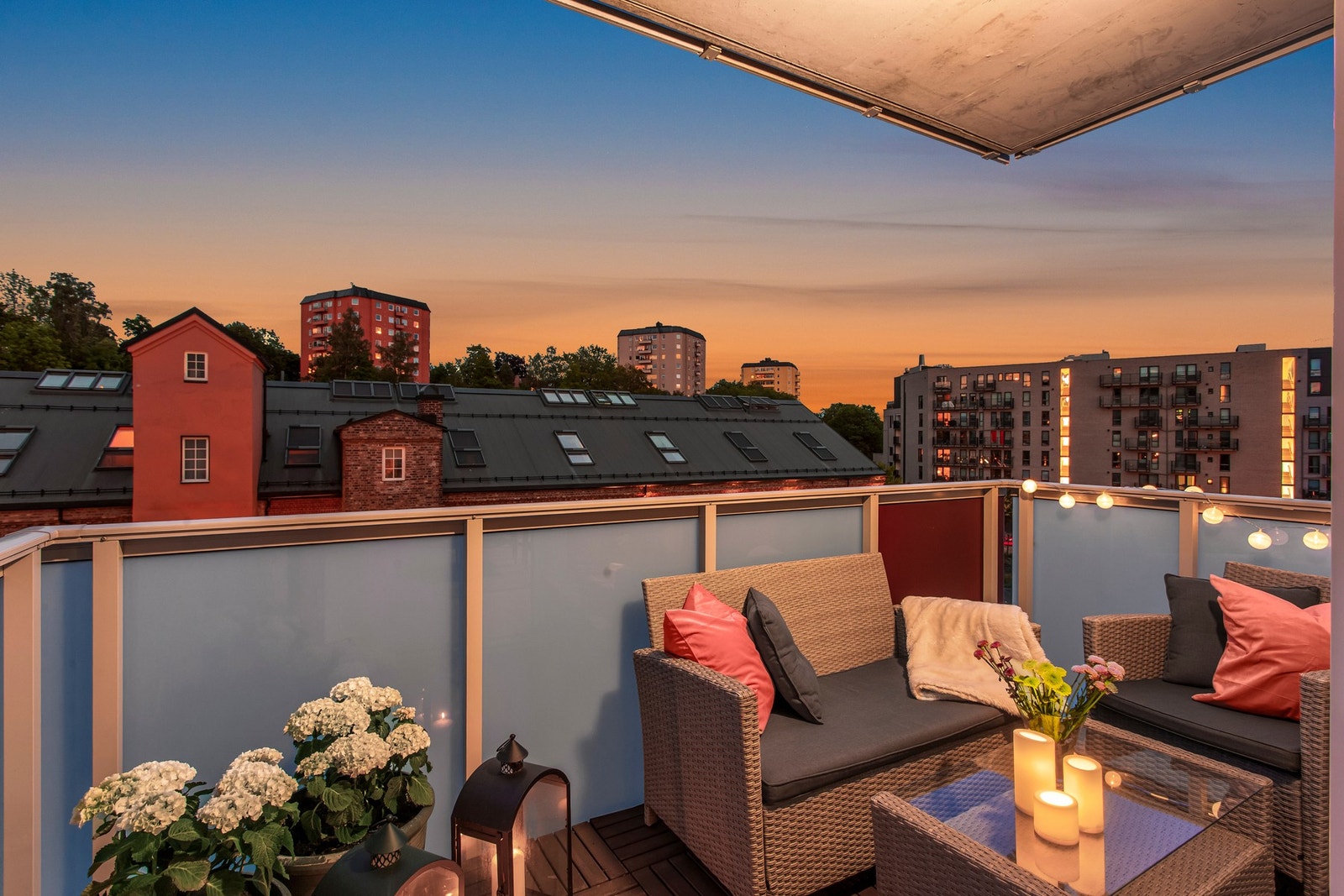 Fin utsikt fra balkong hvor man kan følge døgnet og årstidene. Galleribilde