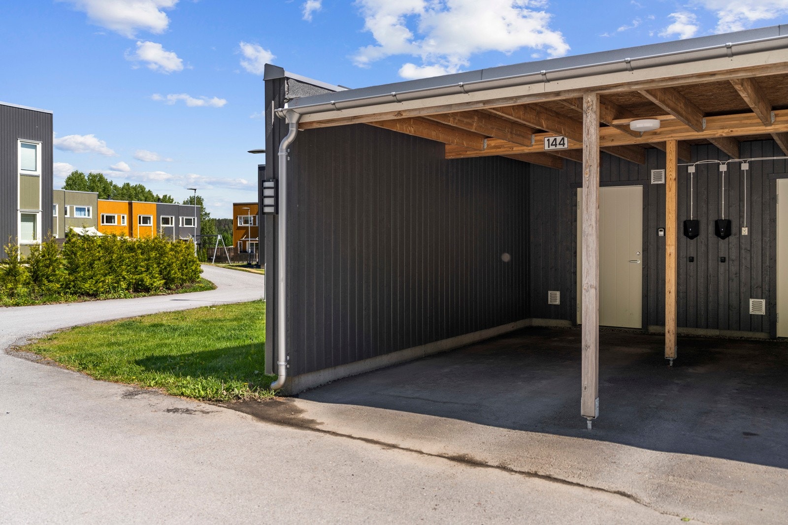 Carport med elbil-lader. Galleribilde