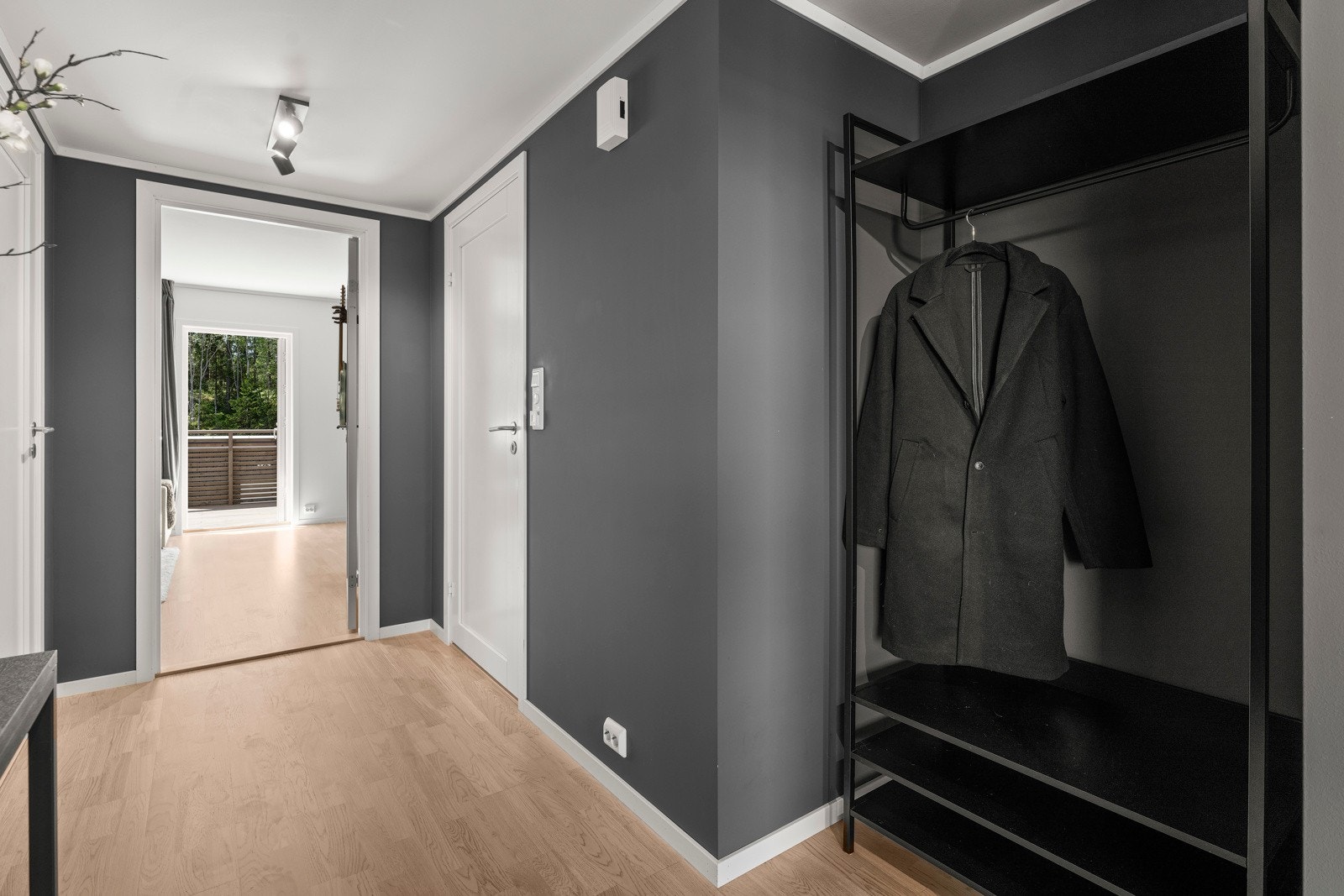 Entrè med plass til å henge fra seg yttertøyet og legge fra seg skoene. Galleribilde
