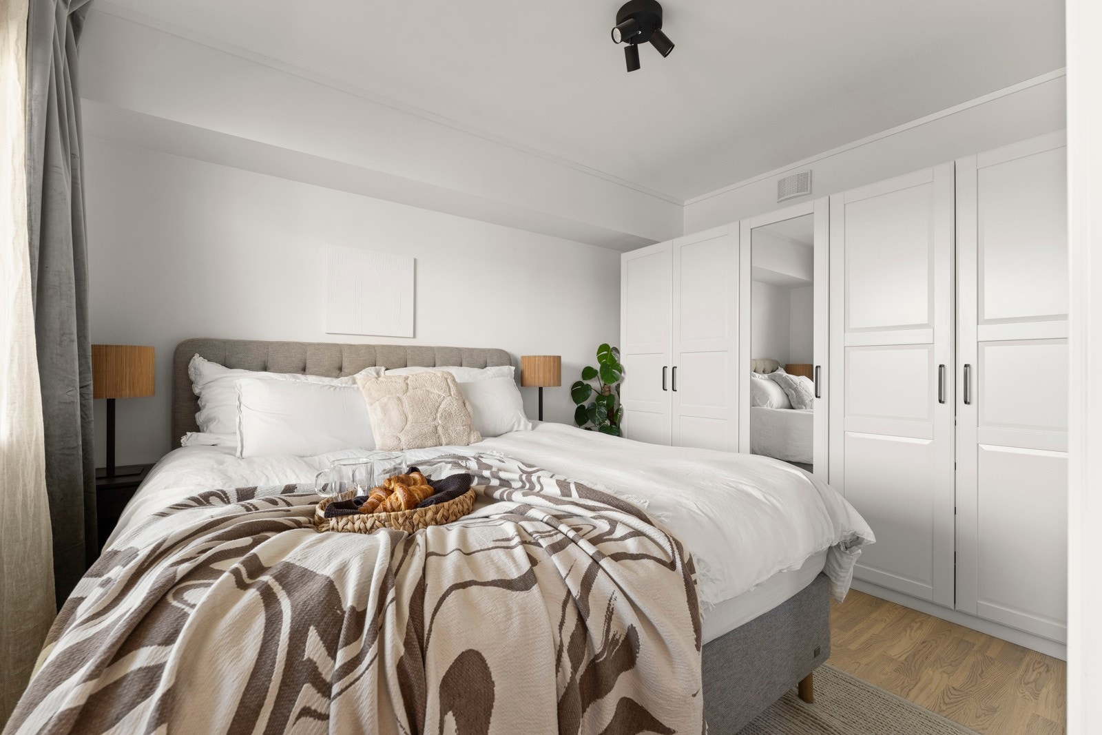 Hovedsoverom med plass til dobbeltseng og medfølgende garderobe. Galleribilde