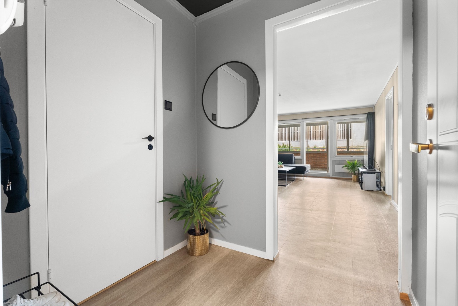 En lys og romslig entré med plass til å henge av seg yttertøy Galleribilde