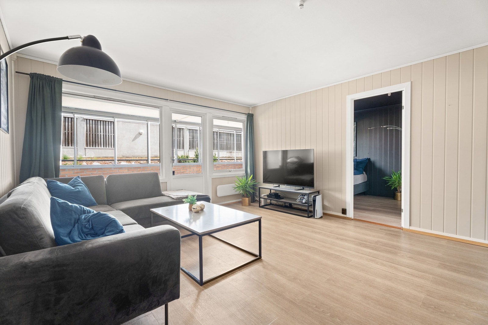 Fra stuen er det utgang til den innglassede balkongen på hele 19 kvm Galleribilde