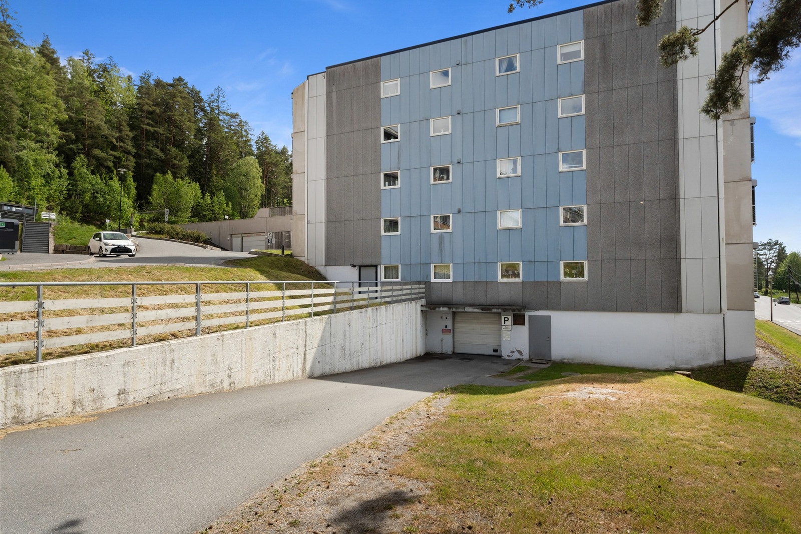 Det medfølger en parkeringsplass i felles garasjeanlegg Galleribilde