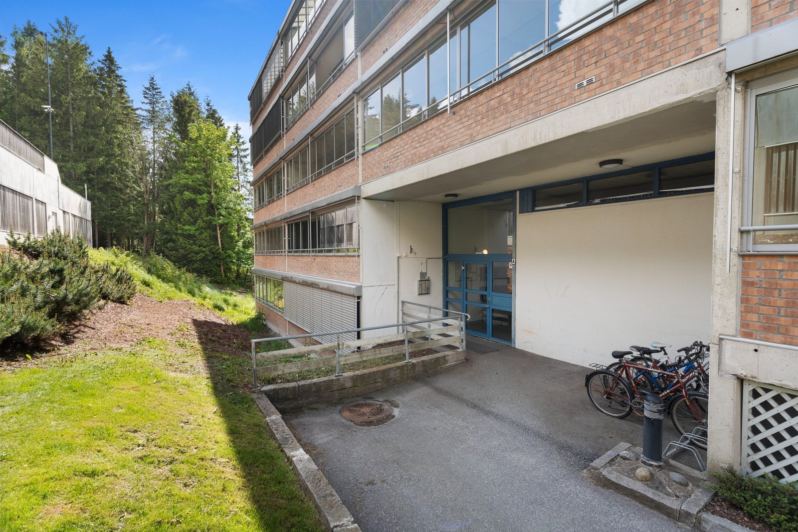 Leiligheten befinner seg i blokkens 1. etasje Galleribilde