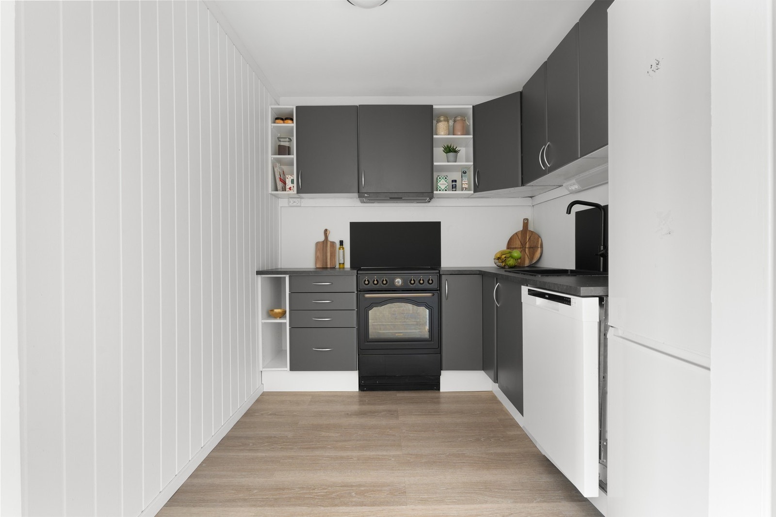 Kjøkkeninnredning med slette fronter og laminat benkeplate Galleribilde