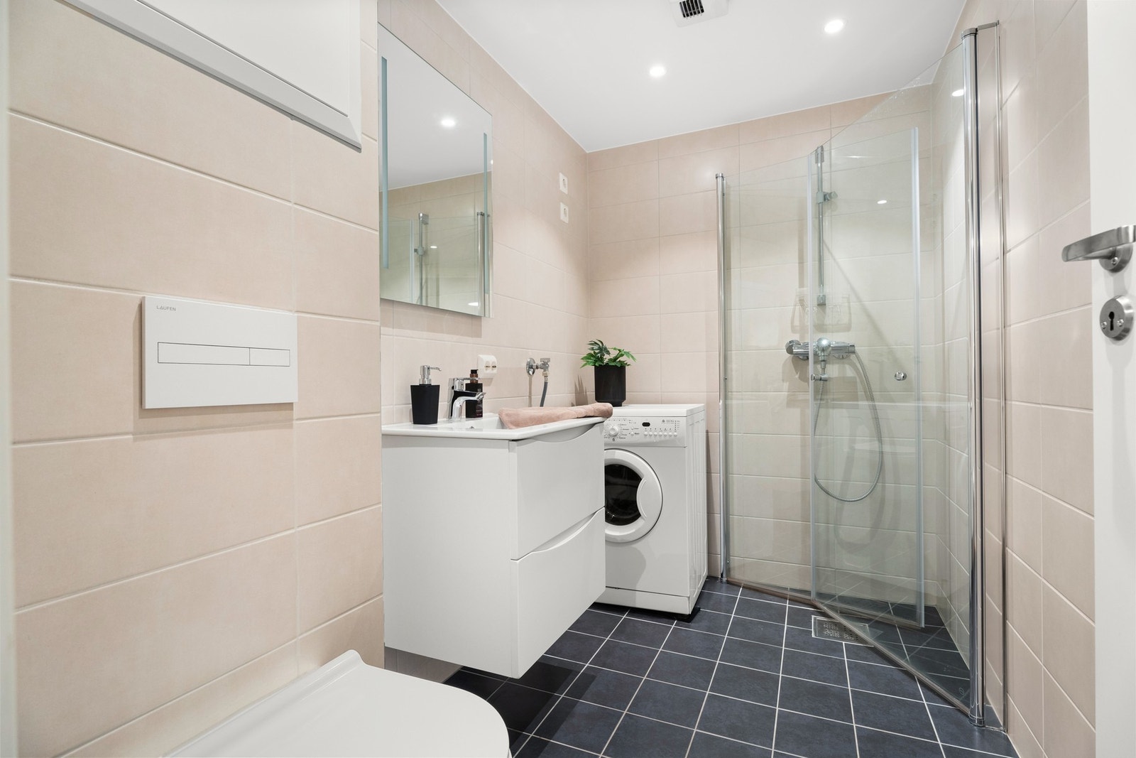 Baderom med fliser på gulv og vegger, med varmekabler i gulv Galleribilde