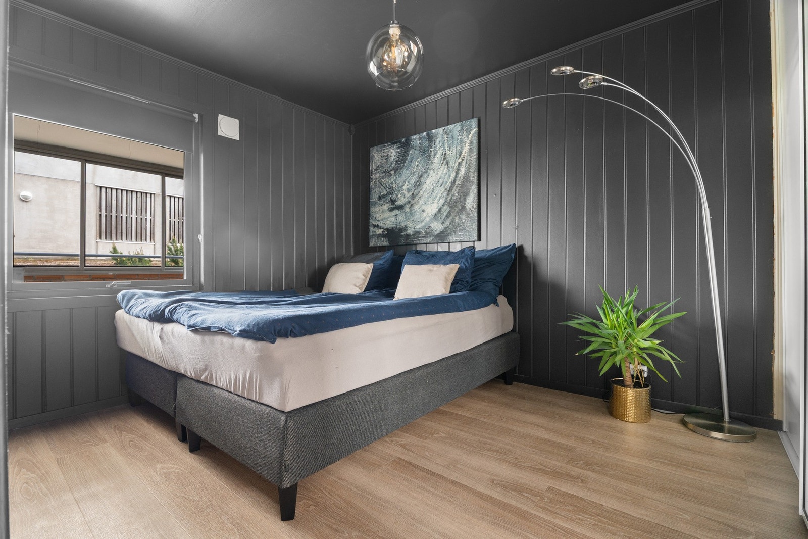 Romslig soverom malt i lune og delikate farger Galleribilde