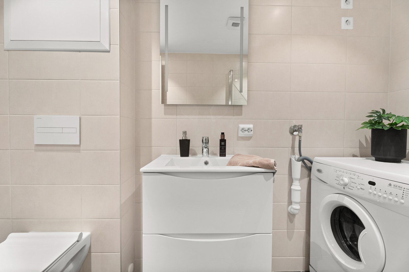 Innredning med servant, dusj med to-veis glassdører, vegghengt toalett Galleribilde