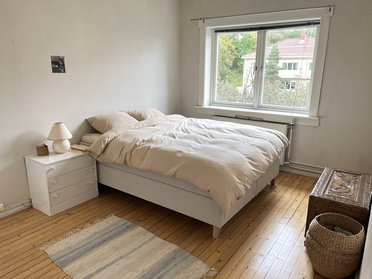 Ca 15 kvm soverom med 160 cm seng Galleribilde