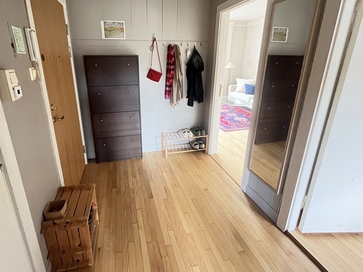 Romslig entré med bod Galleribilde